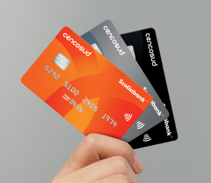Monedas con plantas creciendo que simbolizan el ahorro y beneficios de las tarjetas de crédito.