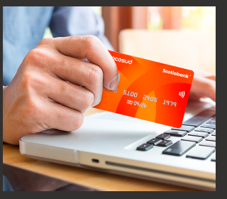 Hombre revisando app bancaria, tarjeta Cencosud.