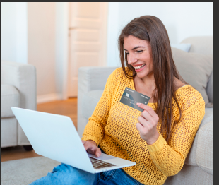 Persona mirando app bancaria con tarjeta Cencosud en la mano.
