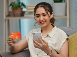 mujer sonriendo feliz consultando saldo bancario en la app de su teléfono móvil
