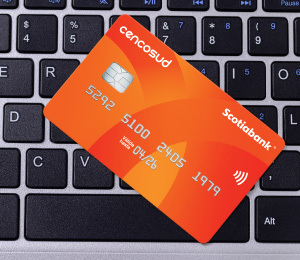 Seguridad bancaria en tarjeta de crédito destacando los cuatro primeros dígitos.