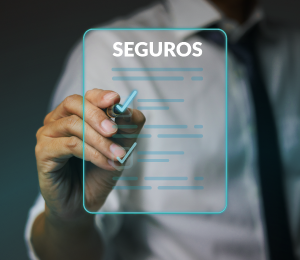 Hombre revisando su póliza de seguros en pantallas digitales, asegurando protección y respaldo.