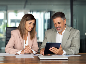 ejecutivos consultando estado de cuentas en Tablet para consultar saldo.