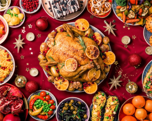 Cenas navideñas con carne asada y guarniciones tradicionales, presentadas con decoración festiva de Navidad.