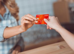 Cliente realizando la contratación de productos financieros en oficina con asesor comercial