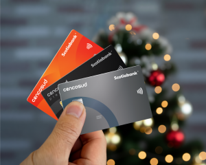 : Selección de tarjetas de crédito junto a adornos de Navidad y regalos.