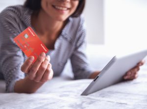 Usuario consultando y gestionando sus productos financieros desde una tablet
